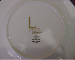 莱诺克斯（Lenox）标本显示了中国印版的商标使用。 标本是一张照片，显示了印在盘子底部的商标。